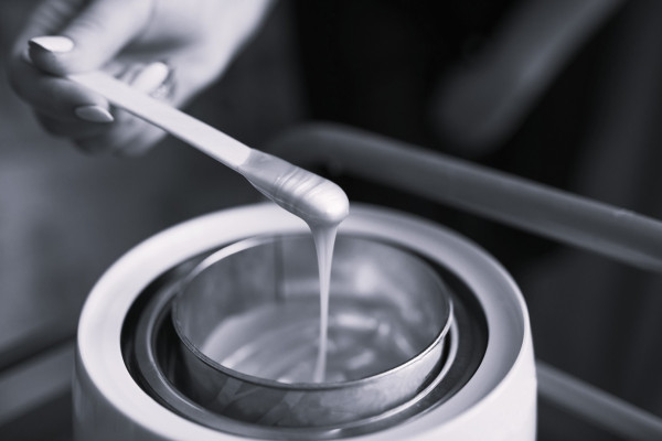 Épilation à la cire traditionnelle